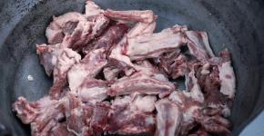 Costillas de cerdo con verduras en un caldero Receta de Kazán para cocinar costillas de cerdo