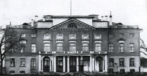 A boring place.  Boring Garden.  What buildings are preserved in Neskuchny Garden