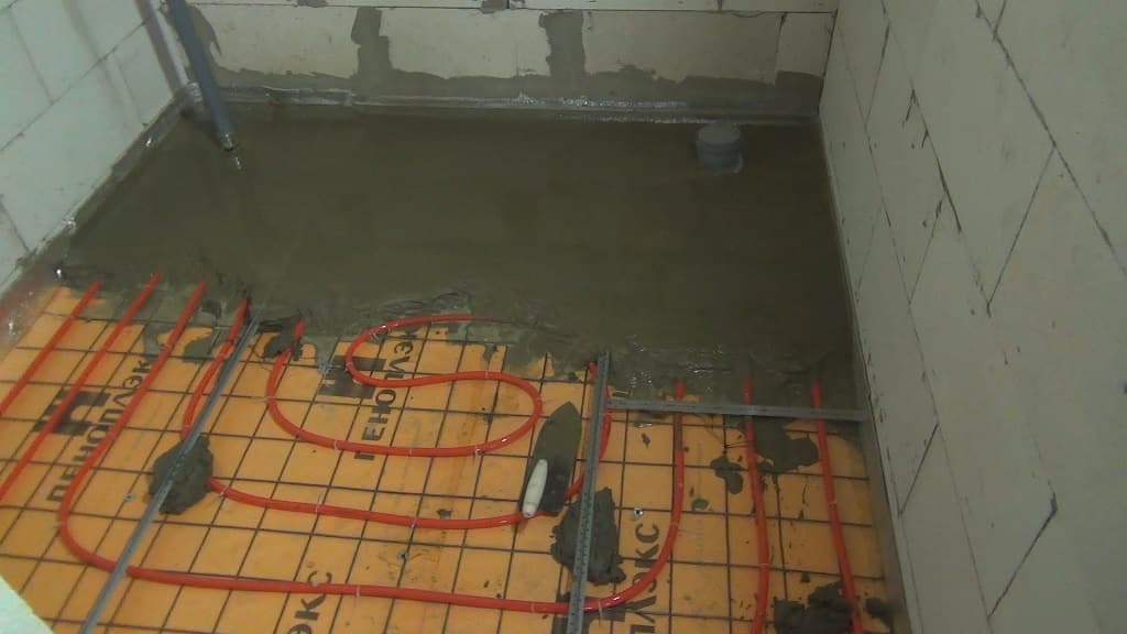 What should be the thickness of the screed underfloor heating