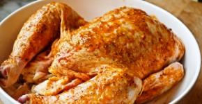 Kuidas küpsetada kana ahjus fooliumis: samm-sammult retsept